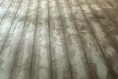 미장 작업 청소 후 수평몰탈 시공을 준비한 바닥